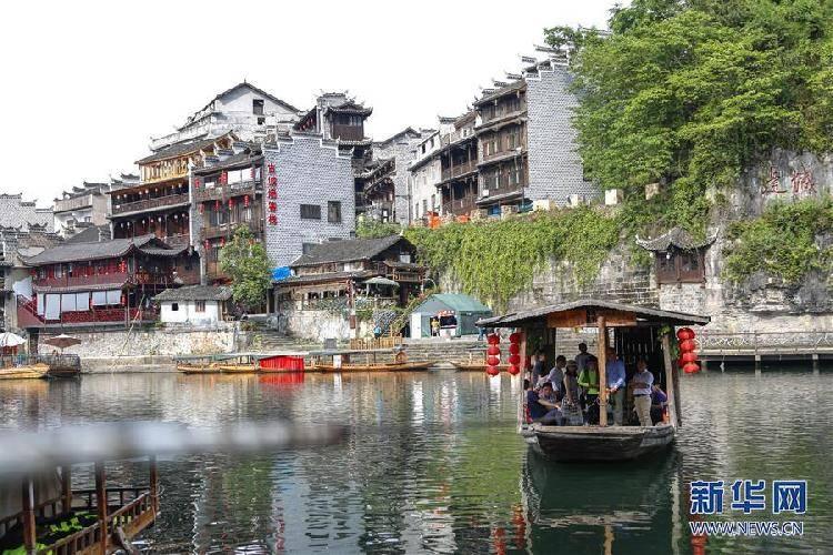 富士康老板娘古堡内过节，换5套行头太奢侈，你咋看？游戏画面